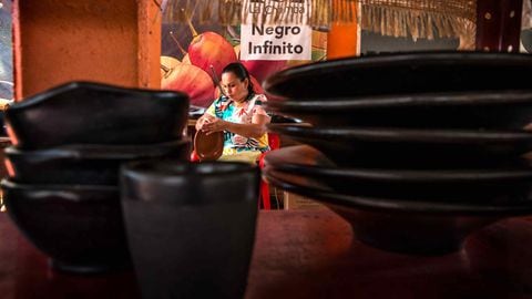 Diana Avilés, una de las artesanas de la vereda La Chamba, heredó de sus padres y abuelos la vocación por este tradicional oficio. Junto con su esposo y sus hijos fabrica y comercializa las artesanías en distintas ciudades de Colombia e incluso en otros países.