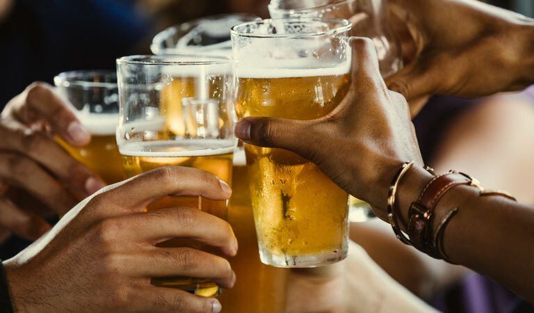 Un informe reveló el alto índice de cerveza que consume un colombiano en todo un año