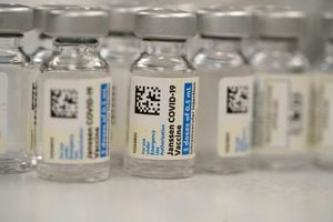 Esta foto de archivo del 6 de marzo de 2021 muestra frascos de la vacuna de Johnson & Johnson contra el COVID-19 en la farmacia del Hospital Nacional Judío en Denver. La Agencia Médica Europea aprobó la vacuna de J&J el jueves 11 de marzo de 2021. (AP Foto/David Zalubowski, File)