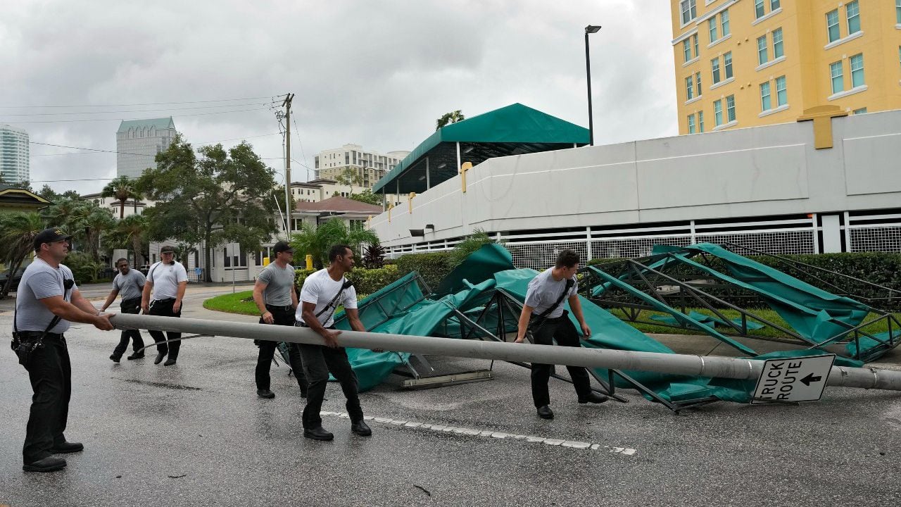 Señales de tránsito destruidas se ven a lo largo de la ciudad de Tampa