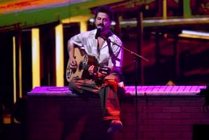 ARCHIVO - Camilo canta en los Premios Lo Nuestro el 14 de febrero de 2021 en Miami. Camilo encabezó el martes la lista de nominados al Latin Grammy el martes 28 de septiembre de 2021, con 10 menciones que incluyen canción del año, grabación del año y álbum del año, por "Mis Manos". La ceremonia de los Latin Grammy, en su 22da edición, será el 18 de noviembre. (AP Foto/Jim Rassol, Archivo)