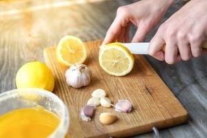 La mezcla de ajo y limón genera un remedio casero recomendado para bajar los niveles de colesterol.