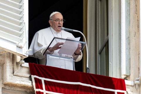 El Papa Francisco dirige la oración del Ángelus en la Plaza de San Pedro, en el Vaticano, el 18 de junio de 2023.