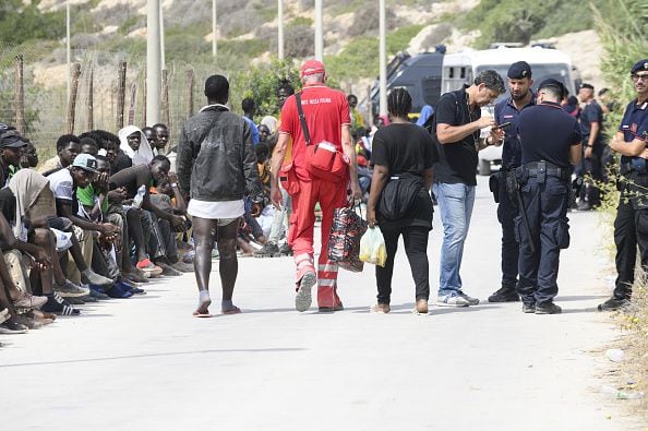 La pequeña isla de Lampedusa está en emergencia a causa de los miles inmigrantes ilegales que continúan llegando.
