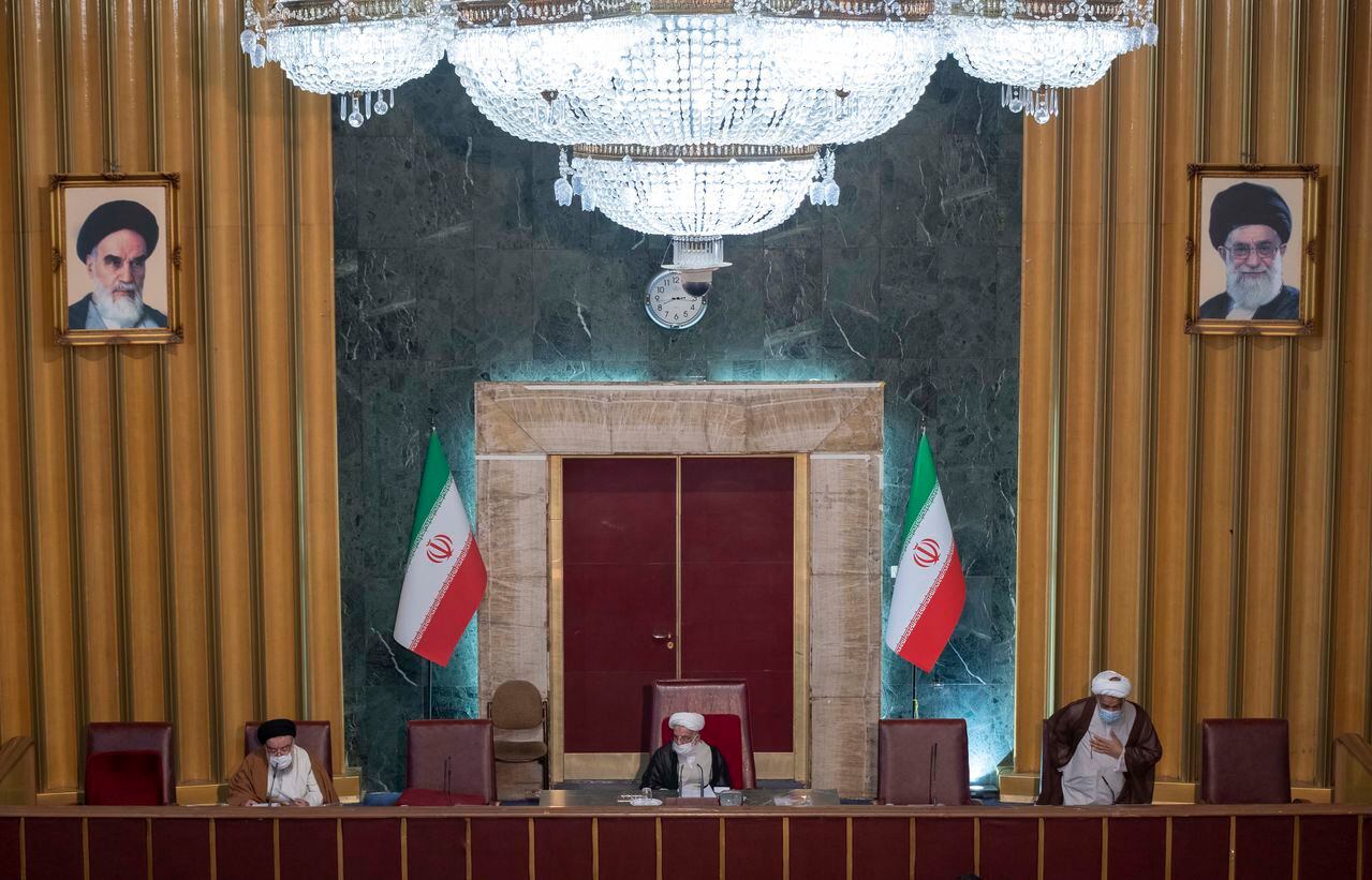 El ayatolá Ahmad Jannati (centro) pronuncia el discurso de apertura durante la reunión bianual de la Asamblea de Expertos de Irán en el antiguo edificio del Parlamento iraní