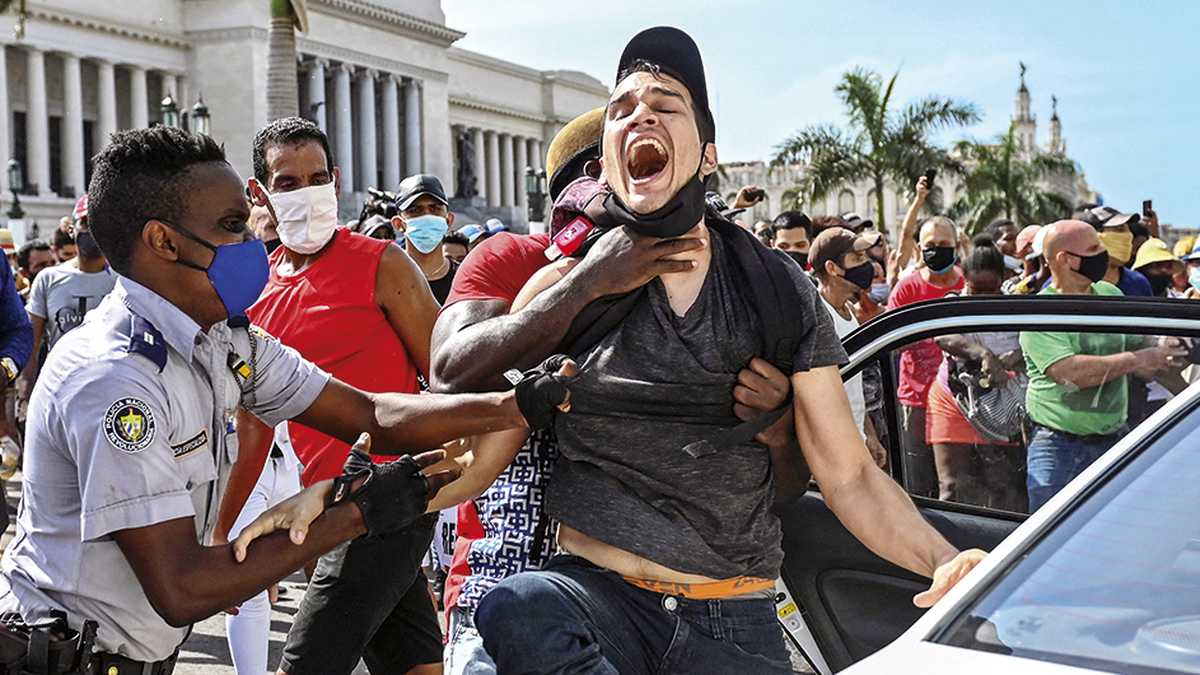 Durante las manifestaciones se registró una gran represión de parte de la policía cubana, lo cual fue denunciado por la comunidad internacional. Foto: AFP