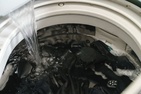 Se explican los efectos negativos que tiene la sobrecarga de la lavadora en la eficiencia del lavado y en la vida útil del electrodoméstico.