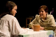 30 años de la obra ‘La Siempreviva’. Carmenza Gómez es Lucía, madre de Julieta, interpretada por Lorena López.