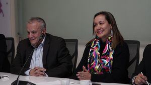 La ministra Carolina Corcho asiste a la reunión con los partidos políticos.