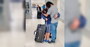  Una foto de su llegada al aeropuerto de Estados Unidos, cuando se abrazó con sus hijos. Uno de ellos, ya adolescente, ha vivido con él las tres capturas. 