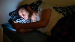 Un joven no puede conciliar el sueño por estar revisando su celular