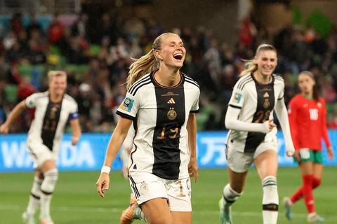La alemana Klara Buehl celebra después de anotar el tercer gol de su equipo durante el partido de fútbol del Grupo H de la Copa Mundial Femenina entre Alemania y Marruecos en Melbourne, Australia, el lunes 24 de julio de 2023. (Foto AP/Hamish Blair)