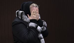 Una mujer lamenta los hechos ocurridos en Bucha, Ucrania