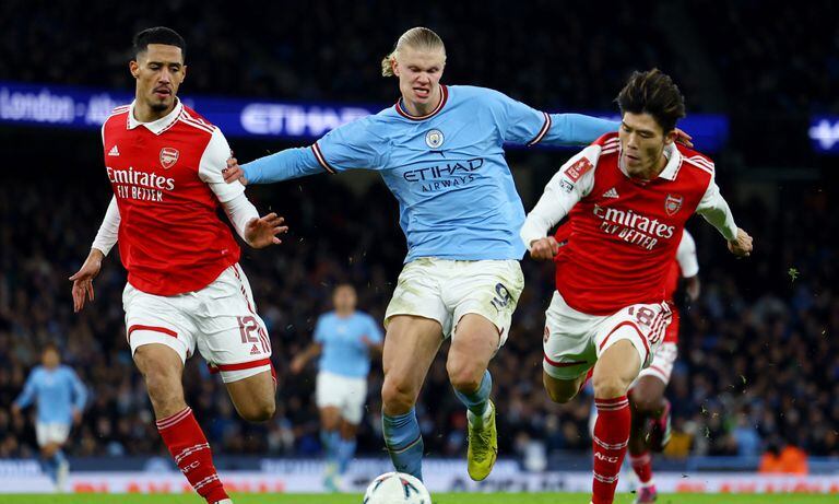 Soccer Football - FA Cup - Fourth Round - Manchester City v Arsenal - Etihad Stadium, Manchester, Britain - January 27, 2023 Manchester City's Erling Braut Haaland in action with Arsenal's William Saliba and Takehiro Tomiyasu REUTERS/Molly Darlington