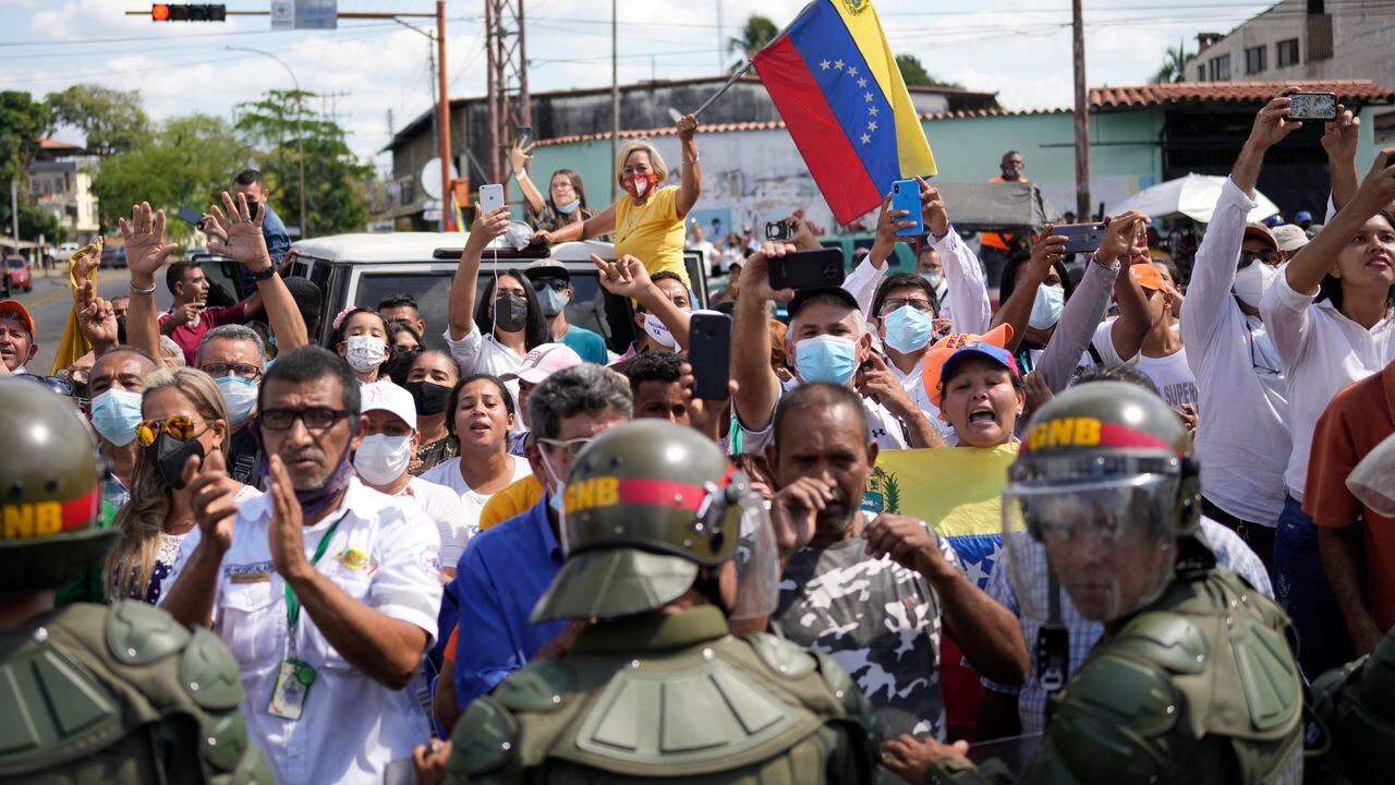 Los partidarios del gobernador electo del estado de Barinas, Sergio Garrido, se reúnen frente a la sede del consejo electoral regional, rodeados por la Guardia Nacional. (AP Photo/Matias Delacroix)