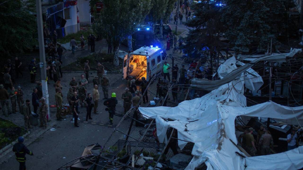 Bombardeo en Kramatorsk, Ucrania, dejó al menos diez muertos y decenas de heridos.