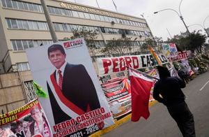 Una foto del candidato presidencial Pedro Castillo se encuentra frente al Jurado Nacional de Elecciones (JNE) en Lima, Perú. Los candidatos presidenciales continúan esperando el anuncio del ganador oficial un mes después de la segunda vuelta del 6 de junio. (Foto AP / Martín Mejía)