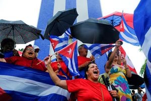 Los emigrados del barrio de La Pequeña Habana reaccionan al reunirse tras los informes de protestas en Cuba contra el deterioro de su economía, en Miami, Florida, Estados Unidos, el 13 de julio de 2021. REUTERS / Maria Alejandra Cardona TPX IMÁGENES DEL DÍA