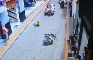 Momento en el que el conductor arrolla a un agente de tránsito y a un motociclista en Bucaramanga.