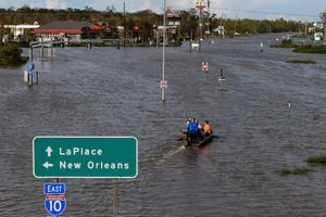 La autopista 51 está inundada después de que el huracán Ida golpeó a Laplace, Louisiana, U.S., 30 de agosto de 2021.  Foto Mickey Welsh / Montgomery Advertiser / USA Today Network a través de Reuters