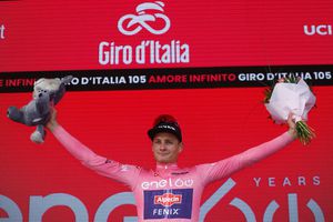 Van der Poel es el primer dueño de la maglia rosa en la edición 105 del Giro de Italia