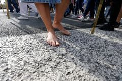 Una persona descalza en la romería de Santa Faz en Alicante, el 11 de abril de 2024 en Alicante, Comunidad Valenciana, España (Foto de Joaquín P.Reina/Europa Press vía Getty Images)