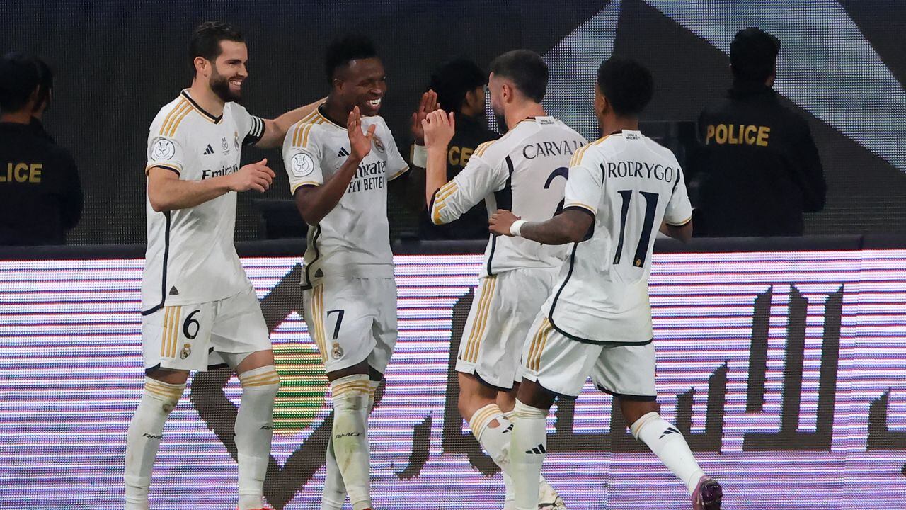 Los jugadores del Real Madrid celebran con su compañero de equipo, el delantero brasileño #07 Vinicius Junior, después de marcar su tercer gol durante la final de la Supercopa
