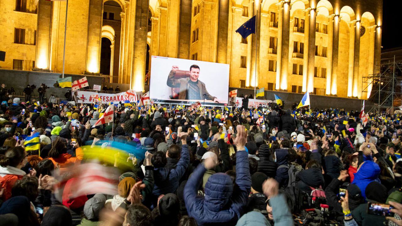 El discurso del presidente ucraniano Volodymyr Zelensky se transmite en vivo en una pantalla grande frente al Parlamento durante una manifestación en apoyo de Ucrania el 4 de marzo de 2022 en Tbilisi, Georgia.