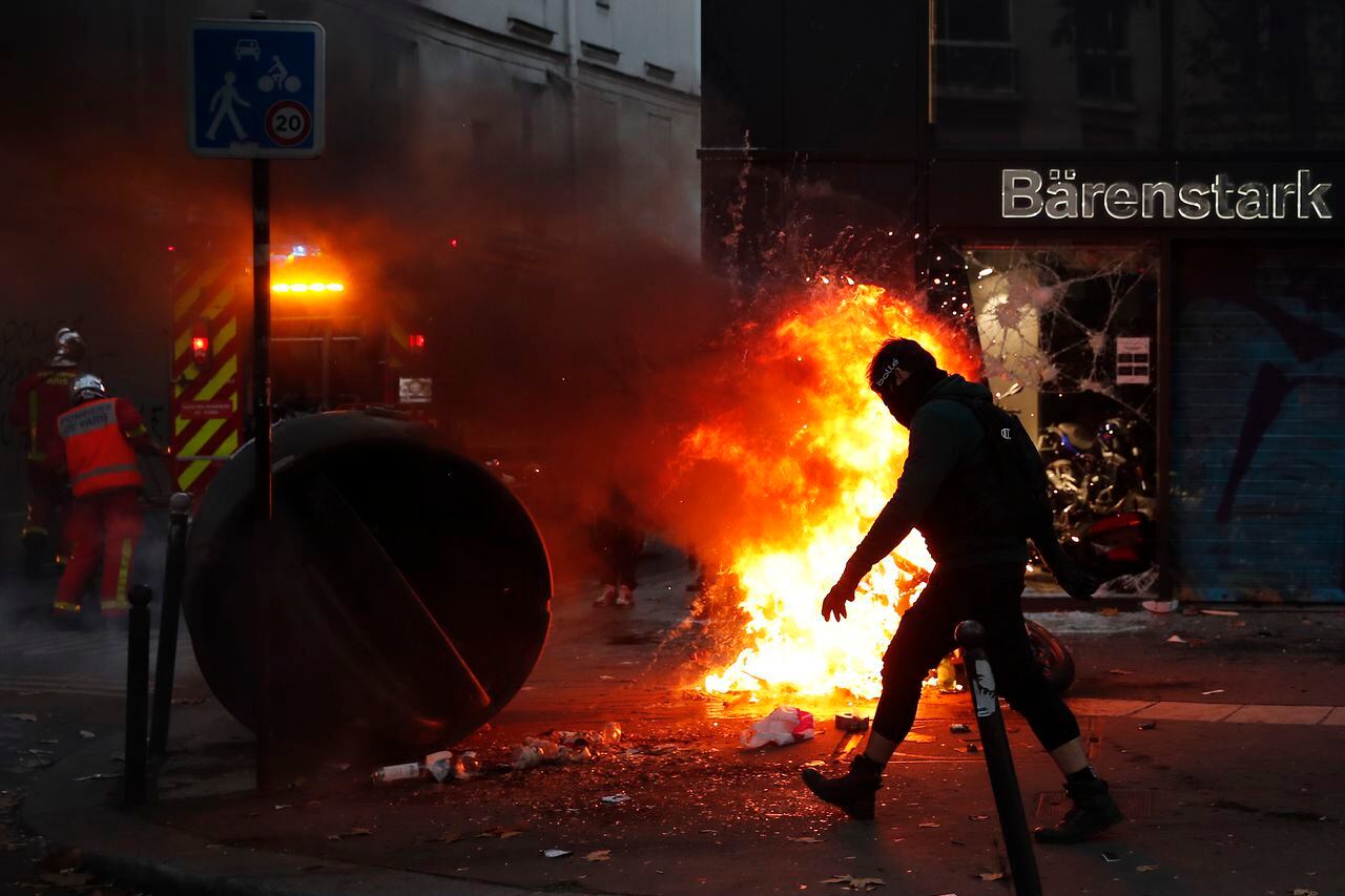 Disturbios en París durante una multitudinaria protesta contra la violencia de las fuerzas de seguridad
