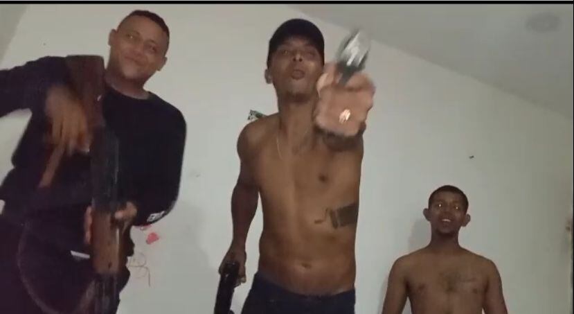 Captura del nuevo video donde aparecen tres supuestos integrantes de Los Costeños que se adjudicaron masacre en Puerto Colombia.