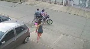 Ladrones en motocicleta interceptaron a una mujer y la atracaron en el barrio Alameda de Cali.