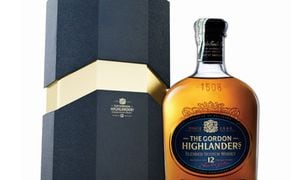 The Gordon Highlanders 12 años. Trae estuche de lujo para regalar. Este whisky es madurado en barriles de roble americano y finalizado en  barriles de roble portugués para un añejamiento extra. Precio $90.000.