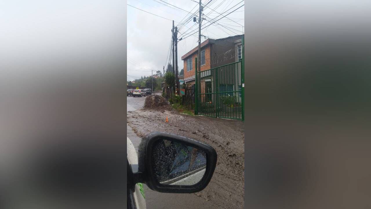 Bomberos Bogotá informó que la inundación se presentó por el desbordamiento de una quebrada. Foto: Movilidad Cundinamarca.