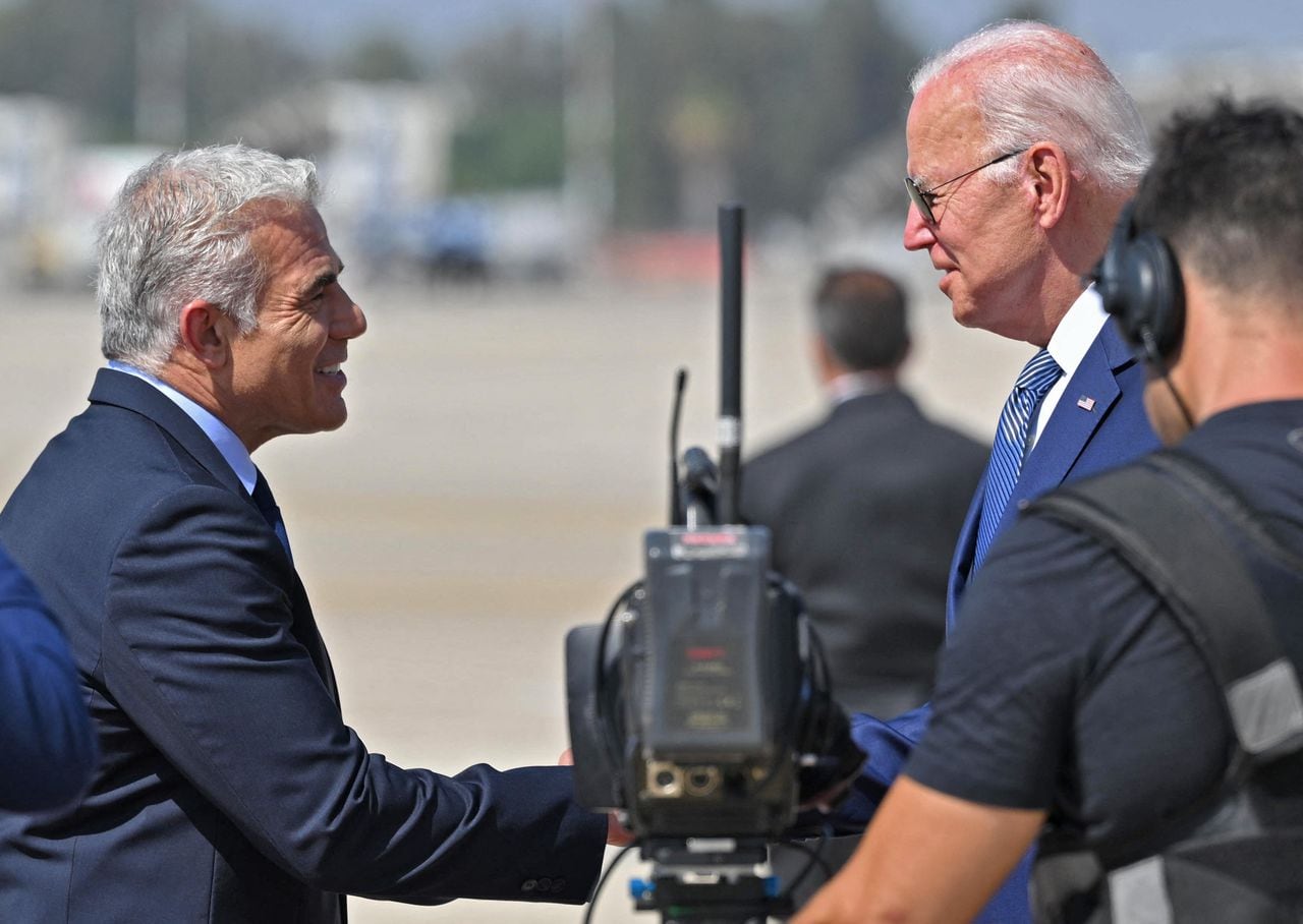 Tel Aviv, Joe Biden y Yair Lapid Primer Ministro de Israel (Photo by MANDEL NGAN / AFP)