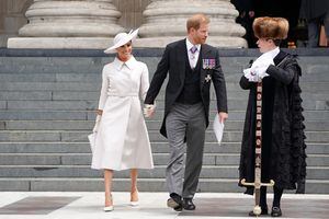 El príncipe Harry y Meghan, duquesa de Sussex, de Gran Bretaña, se van después de asistir al Servicio Nacional de Acción de Gracias celebrado en la Catedral de San Pablo durante las celebraciones del Jubileo de Platino de la Reina en Londres, Gran Bretaña, el 3 de junio de 2022. Foto Daniel Leal/Pool vía REUTERS