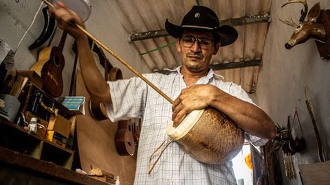 El artesano de instrumentos que rescata el sonido llanero del totumo