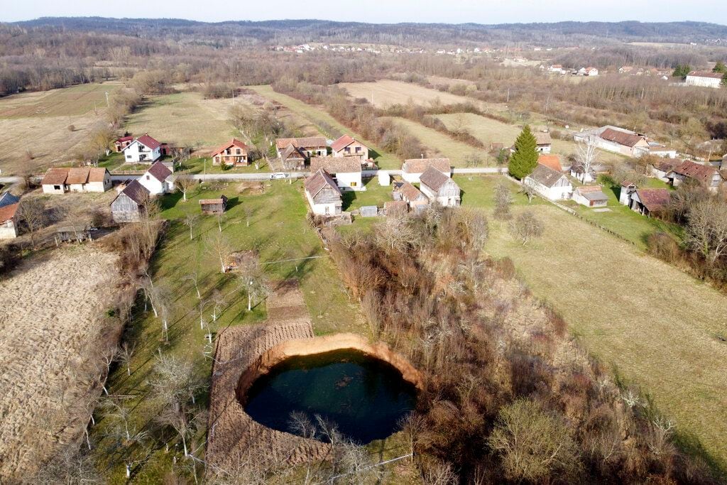 Mecencani, Croacia, una región a unos 40 kilómetros de Zagreb, ha visto enormes cráteres aparecer desde que en diciembre ese país sintiera un fuerte temblor.