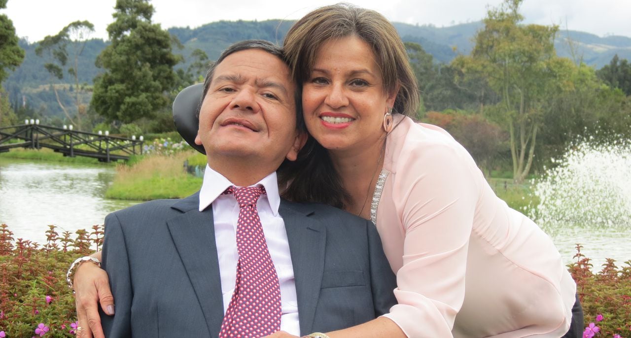 Orlando Ruíz, paciente y presidente de la Asociación Colombiana de Esclerosis Lateral -Acela- acompañado de su esposa y cuidadora, Rocio Reyes.