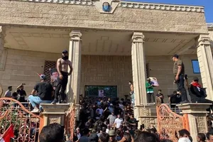 Manifestantes en la embajada de Suecia en Bagdad.