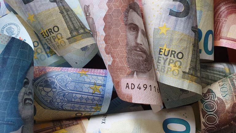 Pesos de Colombia y euros de la UE enrollados.