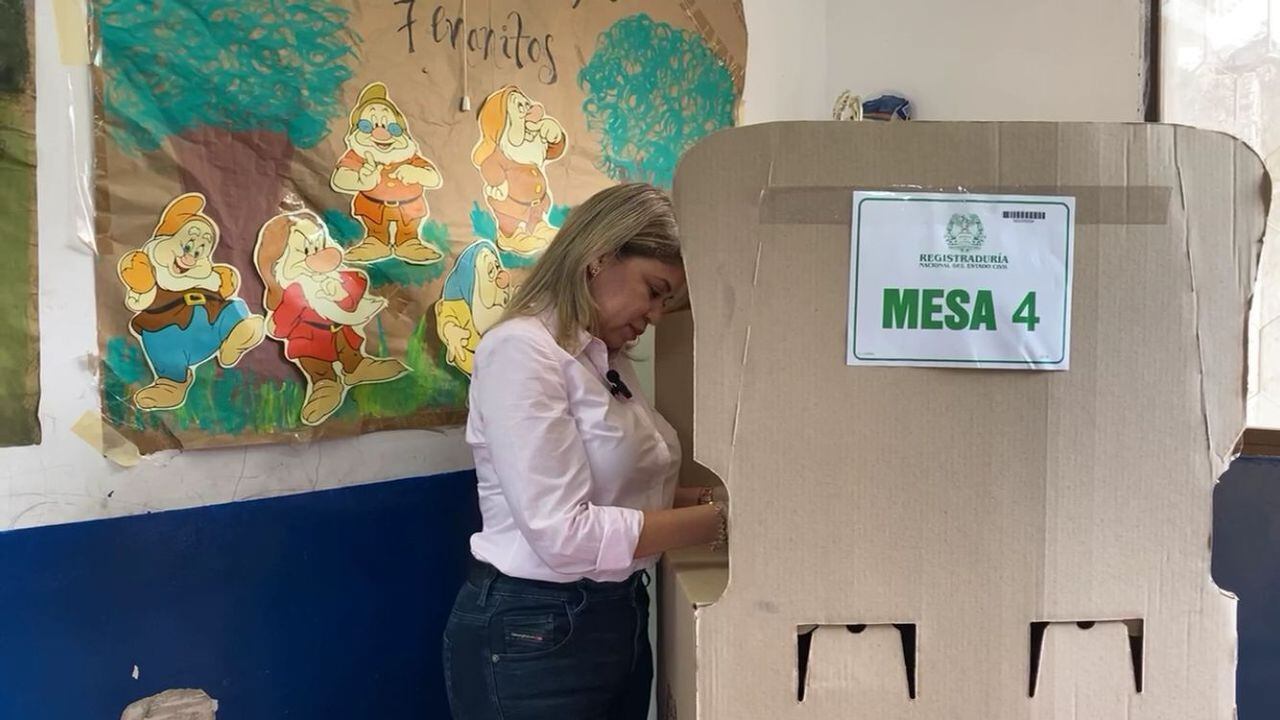 Alcaldesa de Santa Marta votó en la Institución Educativa Distrital Liceo Samario