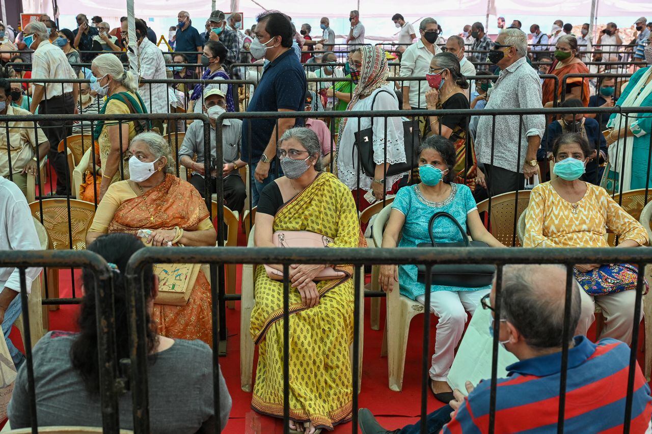 La fila para recibir una dosis de la vacuna contra el covid-19 en un centro de vacunación en Mumbai, India, 27 de abril