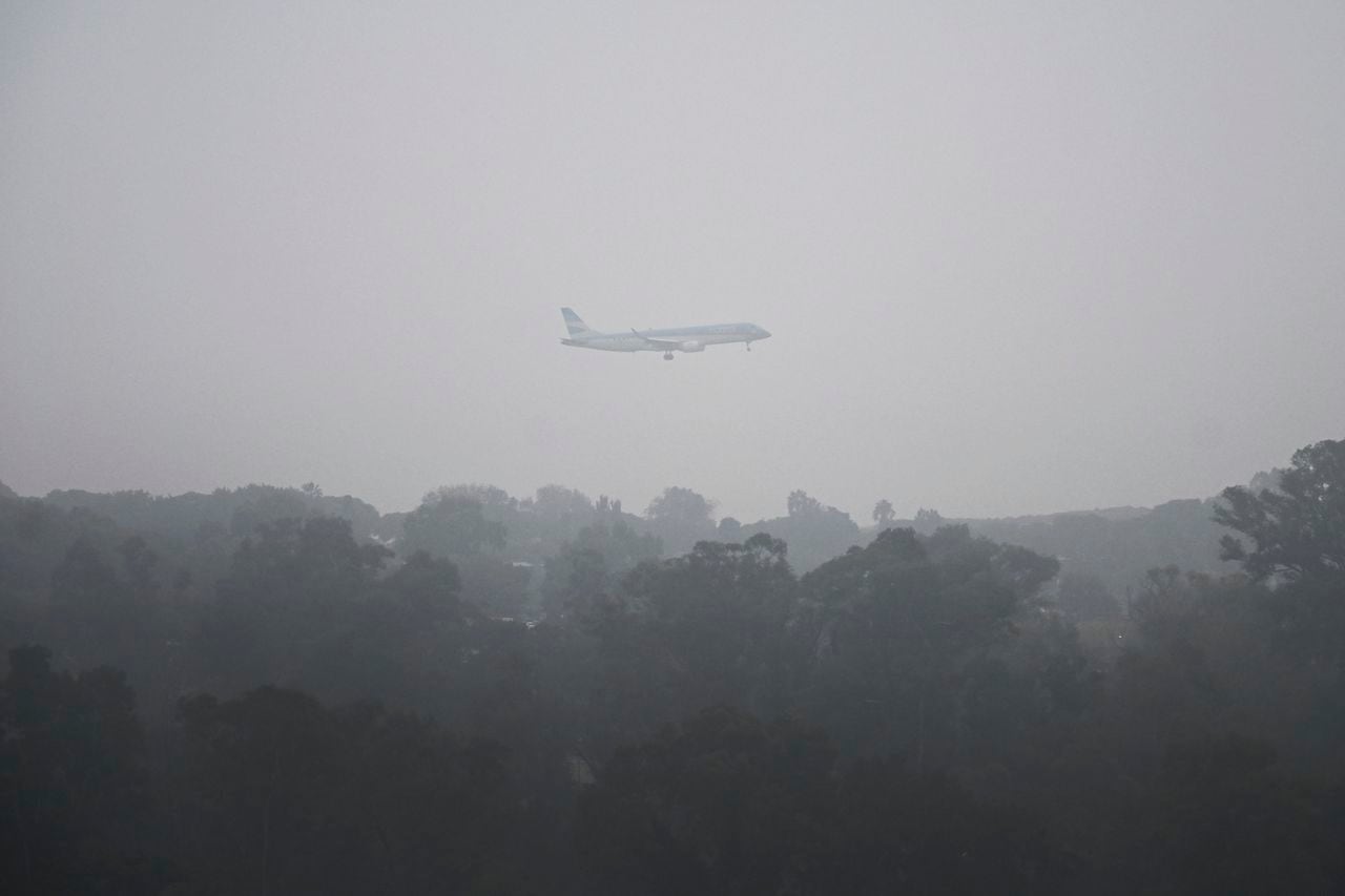 Un avión llega al aeropuerto Jorge Newbery durante un día de niebla en Buenos Aires el 24 de abril de 2023