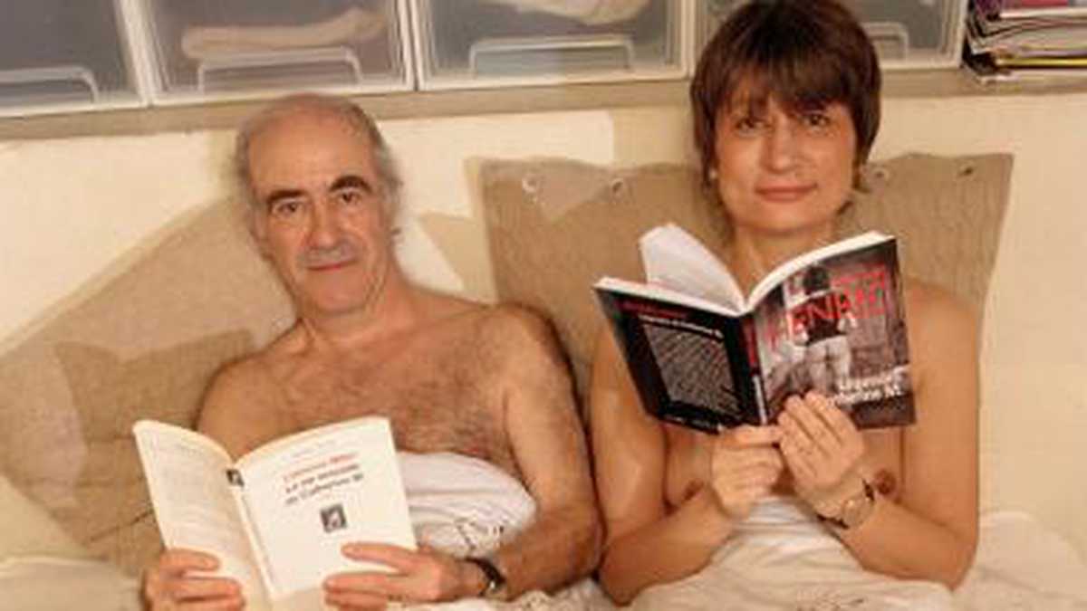 Catherine Millet en la cama junto a su esposo, el también escritor Jacques Henric. 