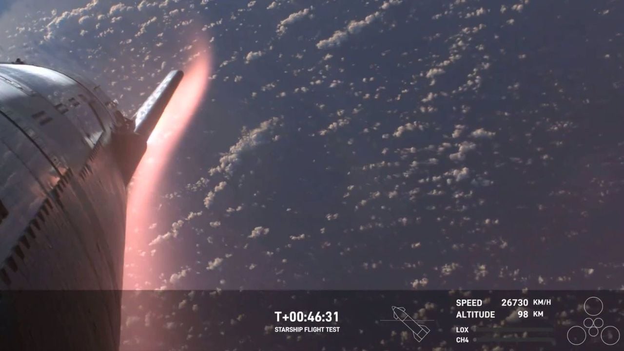 Nave Starship durante su reingreso en la atmósfera terrestre tras 46 minutos de vuelo