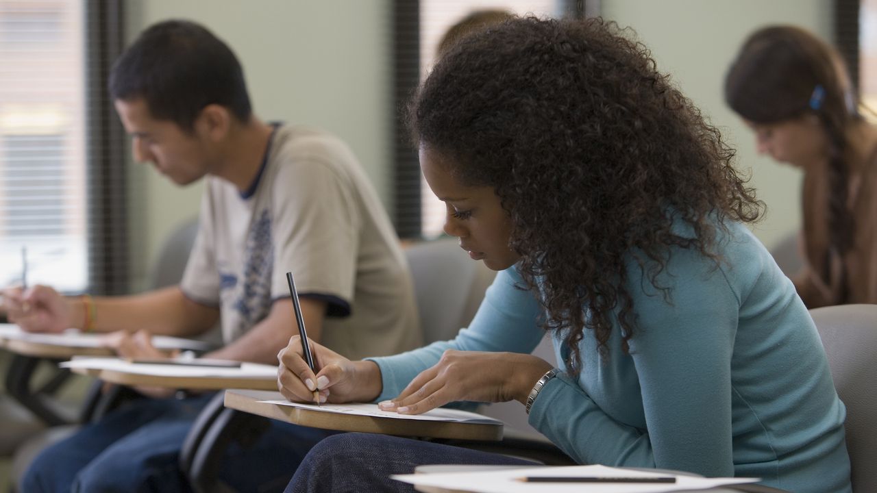 Estudiantes adelantando un examen escrito - Foto de referencia