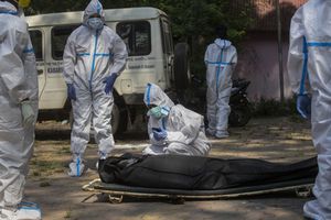 La prometida de una persona que murió de COVID-19 se descompone durante la cremación en Gauhati, India, el martes 27 de abril de 2021. Los casos de coronavirus en India están aumentando más rápido que en cualquier otro lugar del mundo. Foto: AP / Anupam Nath.