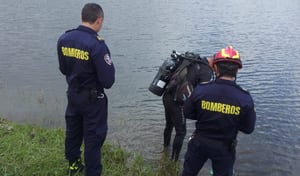 Los Bomberos llegaron al lugar y encontraron el cuerpo del joven en las profundidades de la represa.
