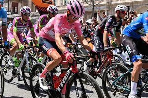Juan Pedro López del Trek con la camiseta de líder del Giro de Italia 2022 - Foto: AP