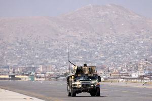 Combatientes talibanes patrullan en un vehículo blindado en el aeropuerto de Kabul el 13 de septiembre de 2021. (Foto de Karim SAHIB / AFP) /